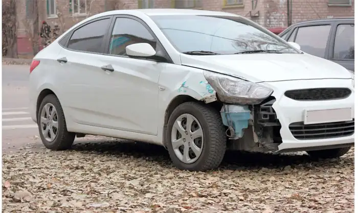 Weiße Limousine mit Motorschaden in München